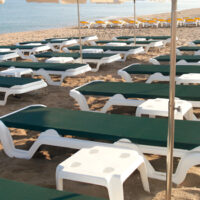 Mesa auxiliar Mini en ambiente playero junto a las tumbonas Lola