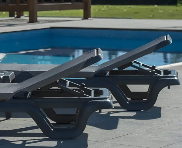 Fotografia ambient de les gandules Lola Prestige amb una piscina de fons.