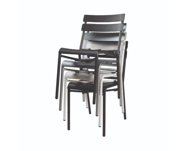 Silla Ricordi apilada