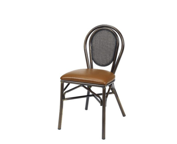 Silla Rambla estructura deco nogal, respaldo textilene negro y asiento P.U marrón