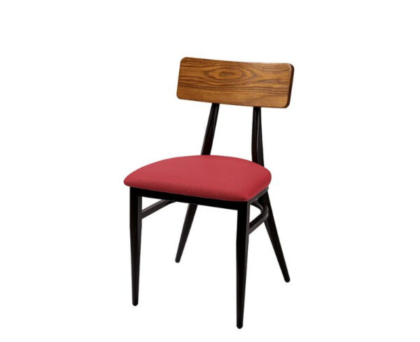 Silla Hannah con estructura negra, asiento samba y respaldo macizo