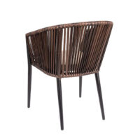Sillón Quintana con estructura en negro  y respaldo en trenzado marrón