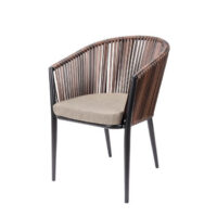 Sillón Quintana con estructura en negro  y respaldo en trenzado marrón