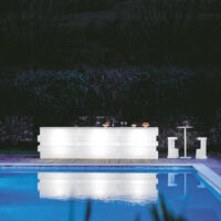 Taburete Serif con mesa Bold en ambiente