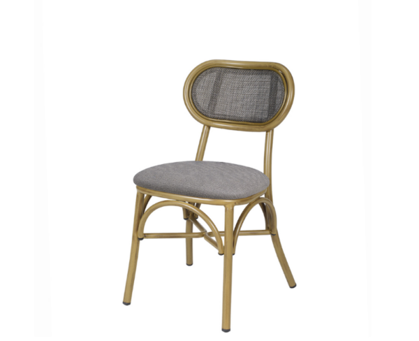 Silla Traviata estructura deco bambú, respaldo textilene negro y asiento tapizado gris