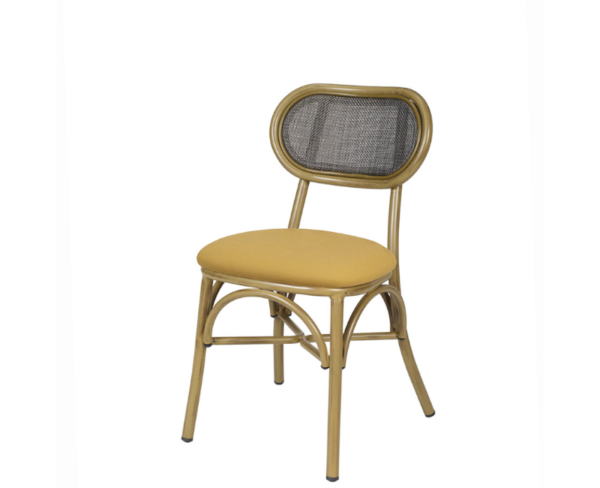 Silla Traviata estructura deco bambú, respaldo textilene negro y asiento tapizado mostaza