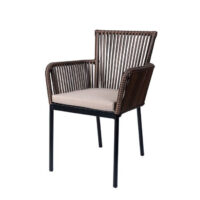 Sillón Ibiza con estructura en negro y respaldo en trenzado marrón